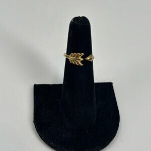 Stella & dot gold tone arrow ring